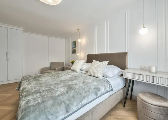 Dr - Aurora アパート *