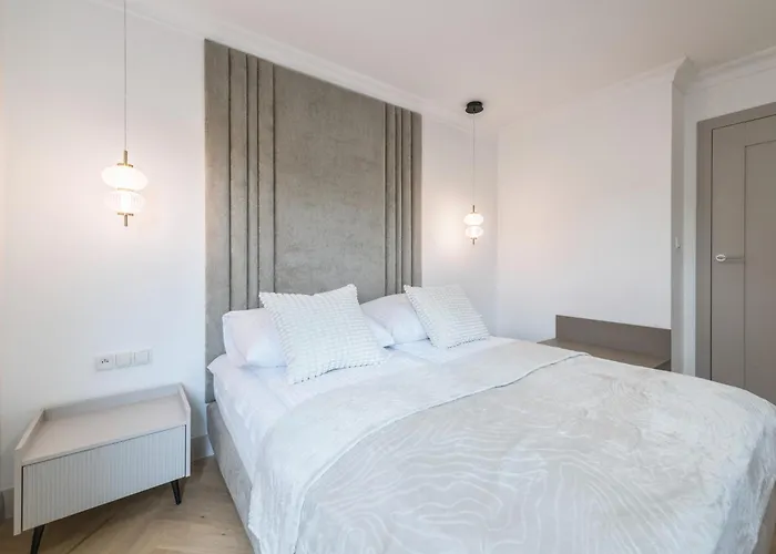 Dr - Aurora アパート